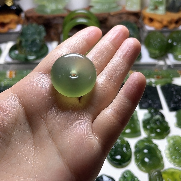 蛇纹石玉颈饰未镶嵌