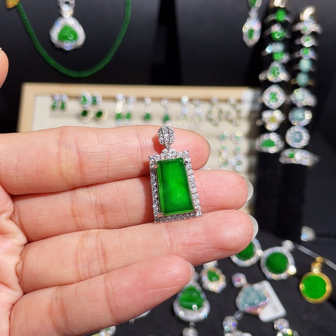 翡翠银S925镶嵌颈饰无事牌