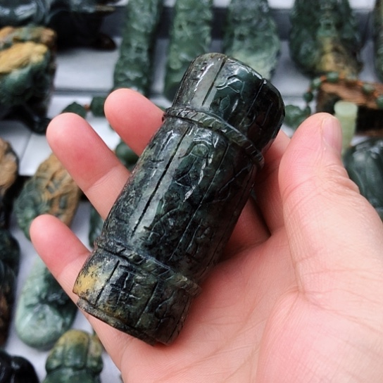 未镶嵌岫岩河磨玉（透闪石质玉）把件