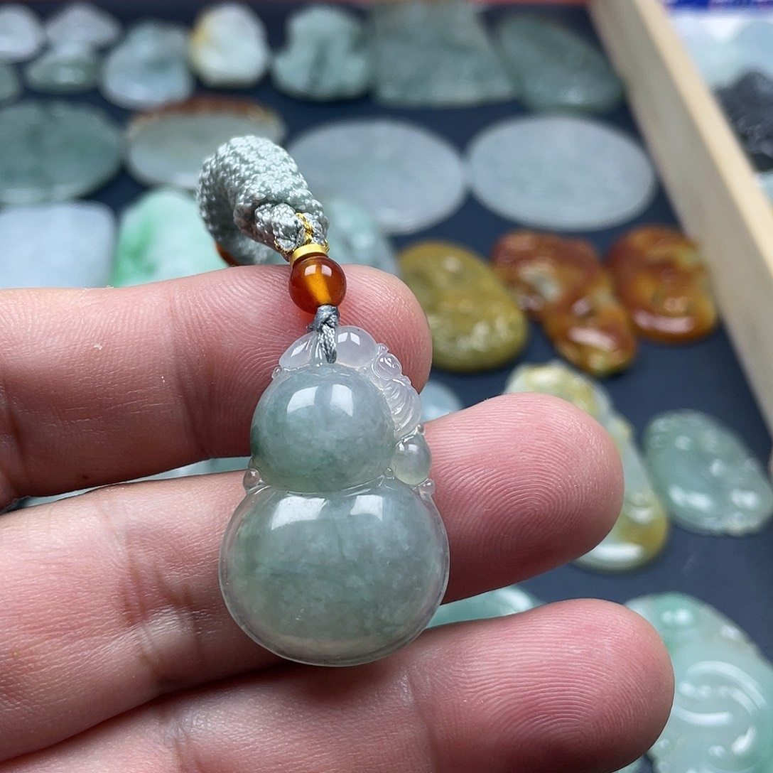 翡翠未镶嵌颈饰葫芦