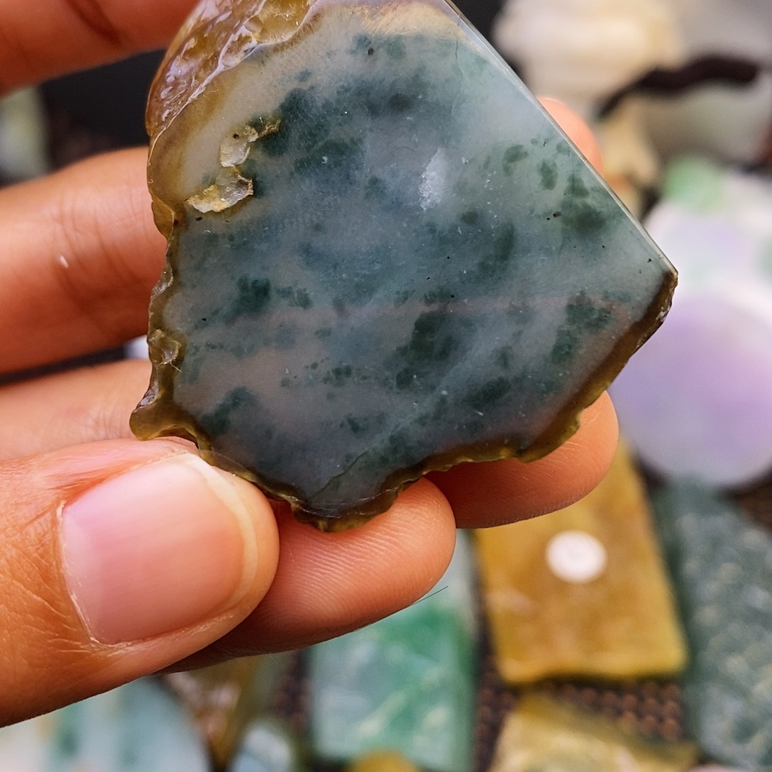 翡翠颈饰未镶嵌翡翠