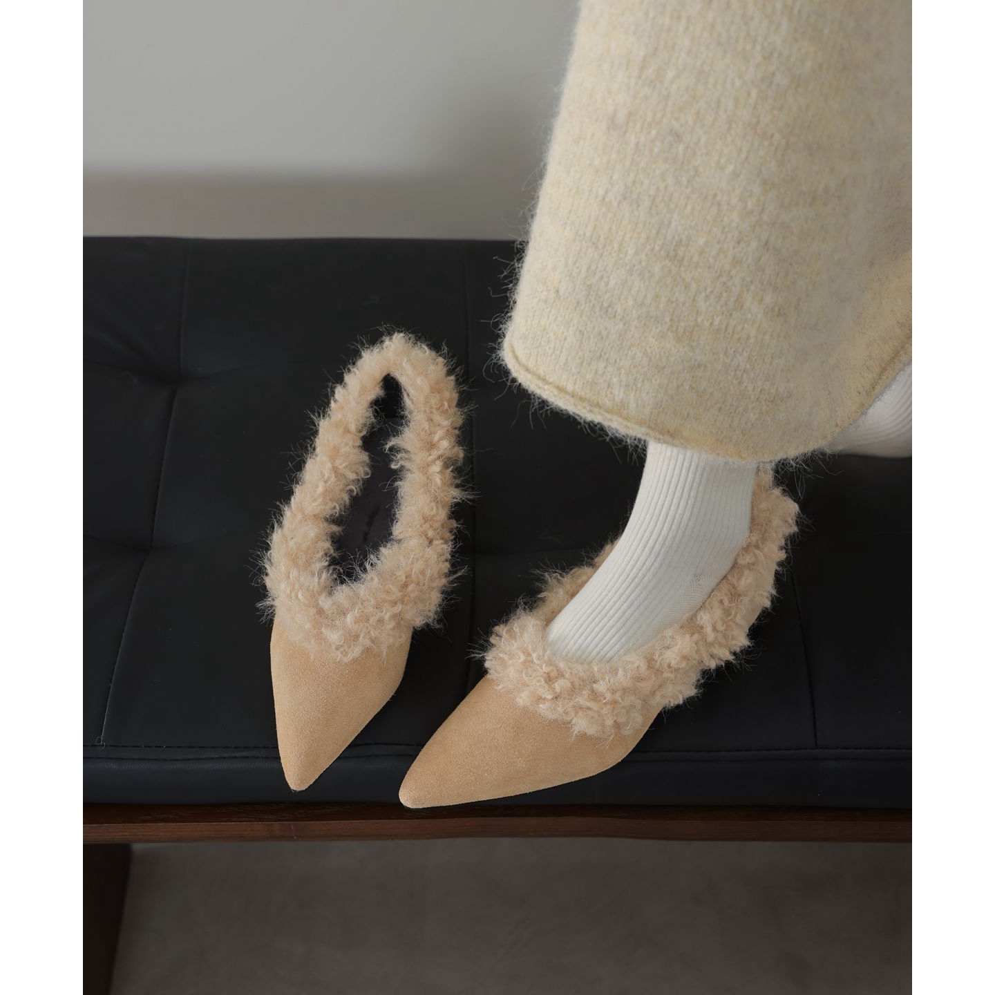 2025年秋冬法式绒面毛毛领尖头毛毛鞋女浅口低跟加绒气质通勤单鞋