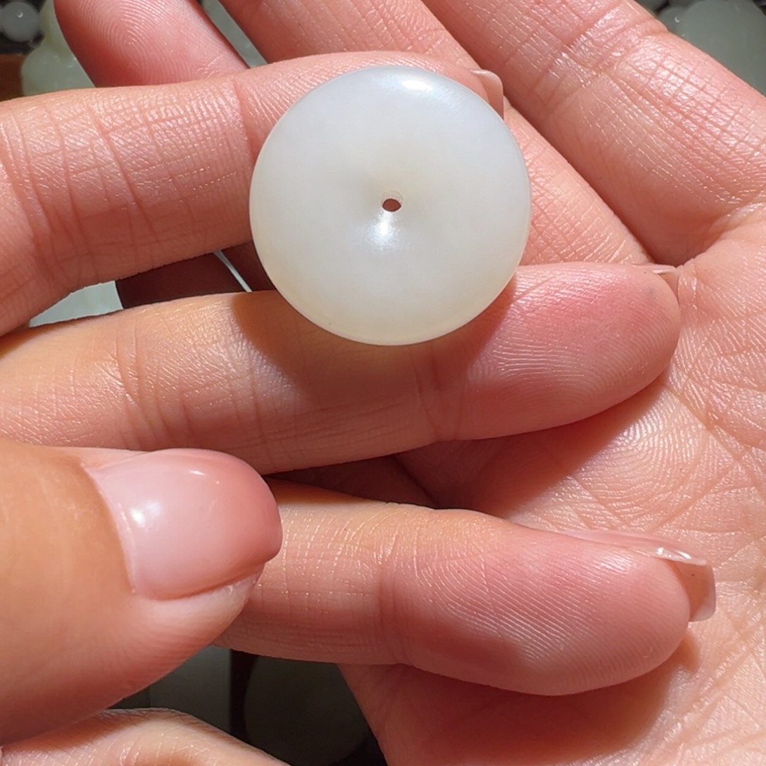 用***4和田玉未镶嵌颈饰