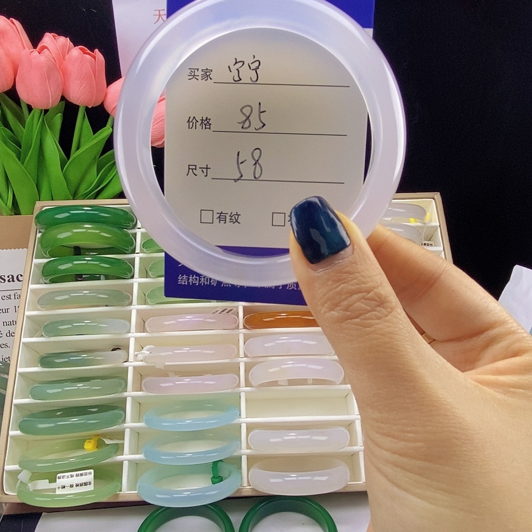 宝***宁玛瑙/玉髓未镶嵌手镯