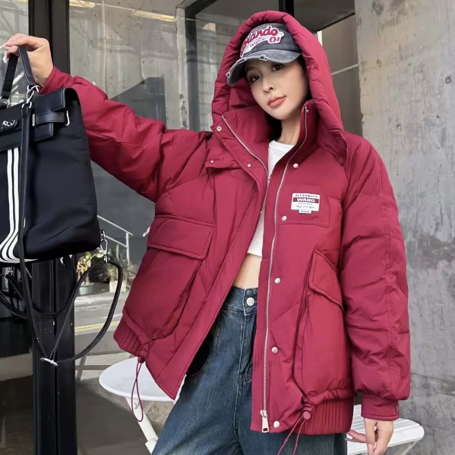 2025大码羽绒服女韩版宽松显瘦连帽加厚冬季百搭休闲红色短款外套