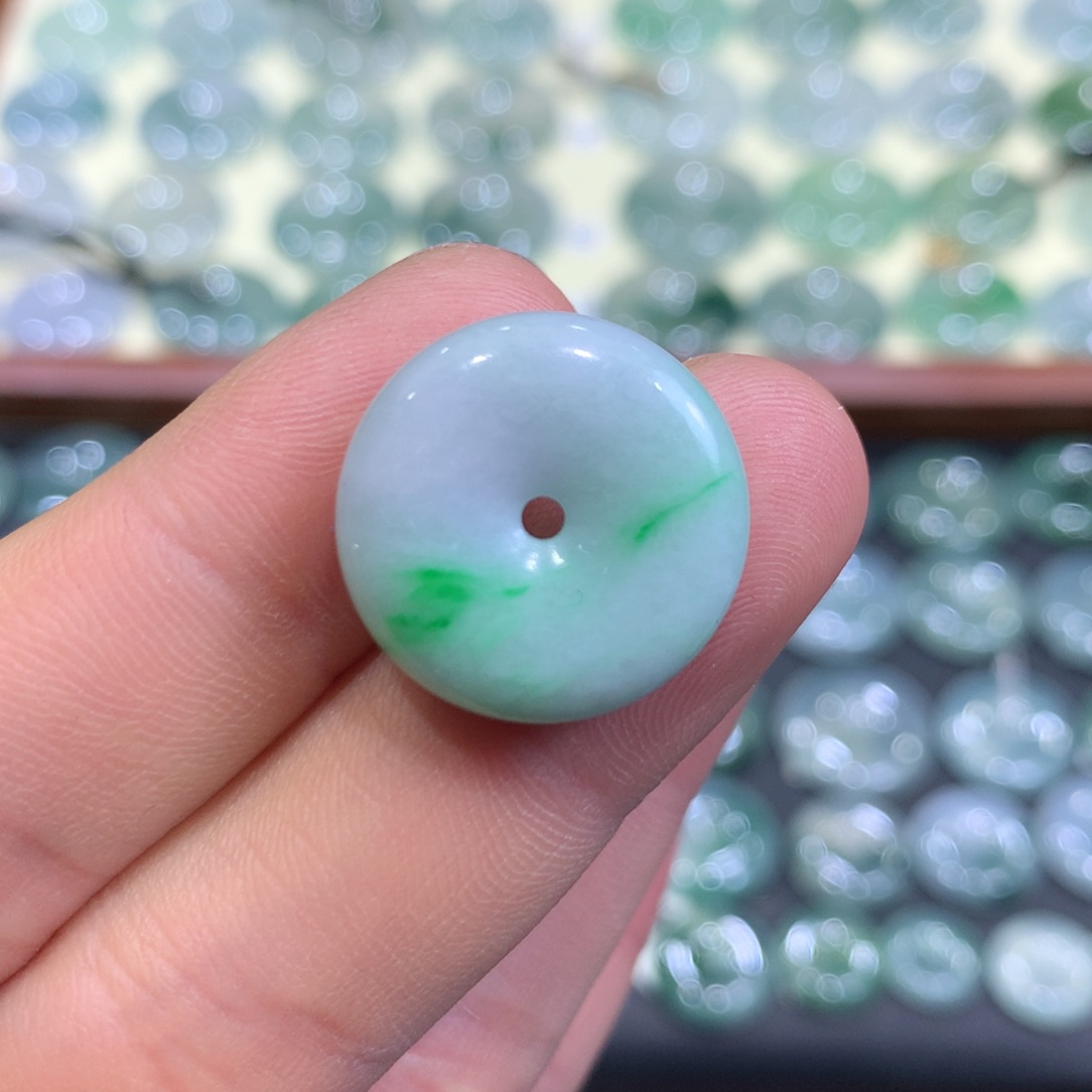 翡翠颈饰未镶嵌平安扣