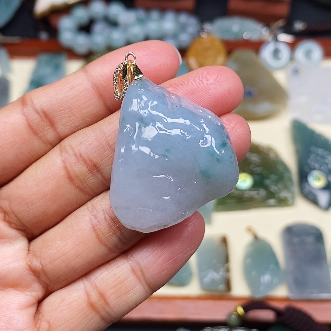 翡翠颈饰未镶嵌翡翠