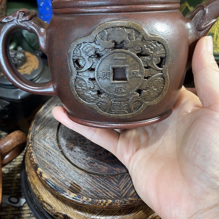 茶壶紫砂原矿泥料手工制作的一把紫砂壶。