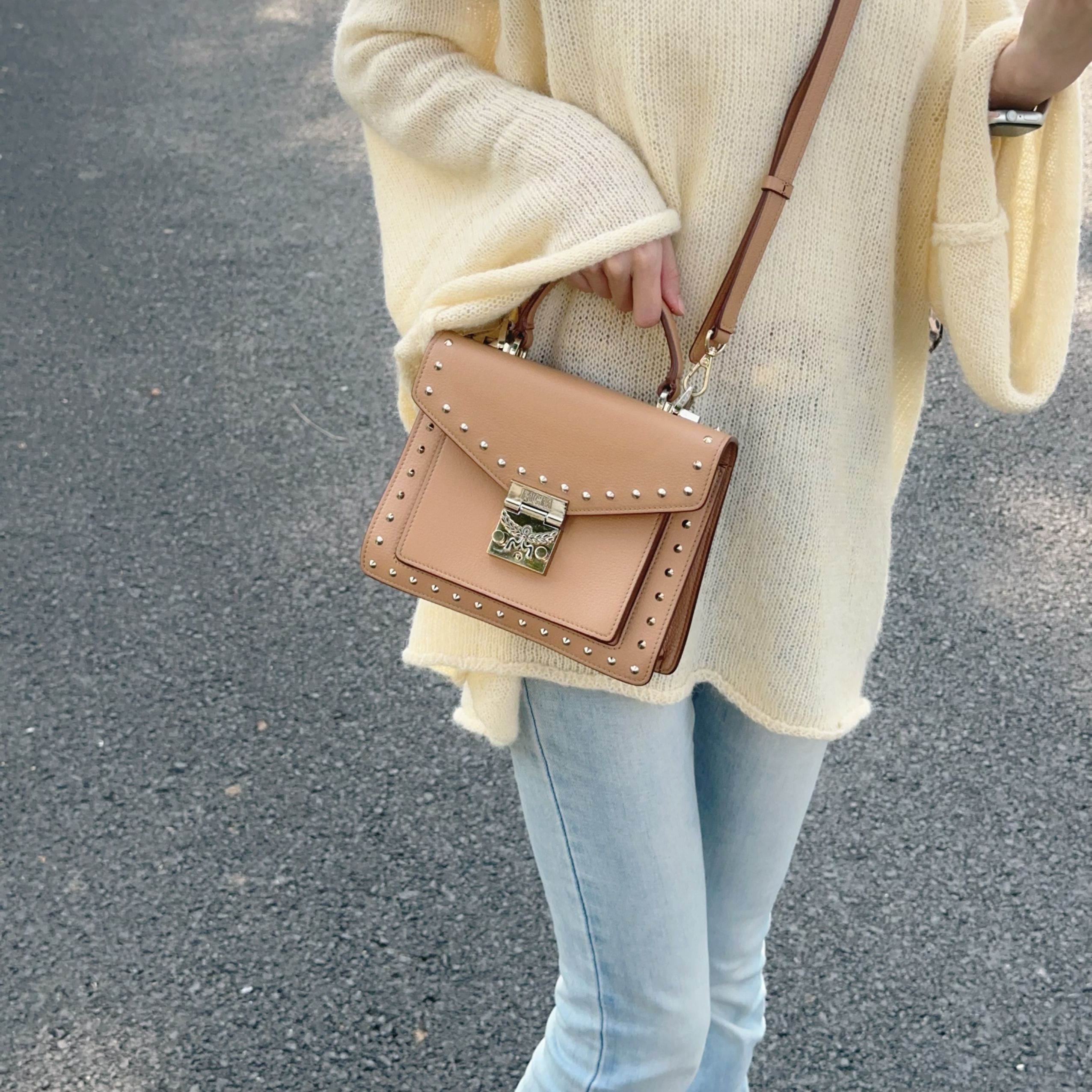 95新 MCM 本场福利款 奶茶色铆钉单肩包 Anwen 5122