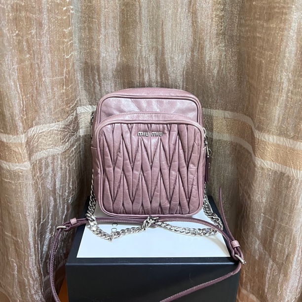 95新 MIU MIU/缪缪 缪缪油蜡皮双层相机斜挎包