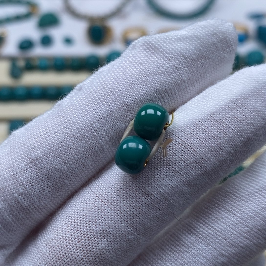 鲍***雕绿松石未镶嵌珠宝奇石老型对珠7.1mm