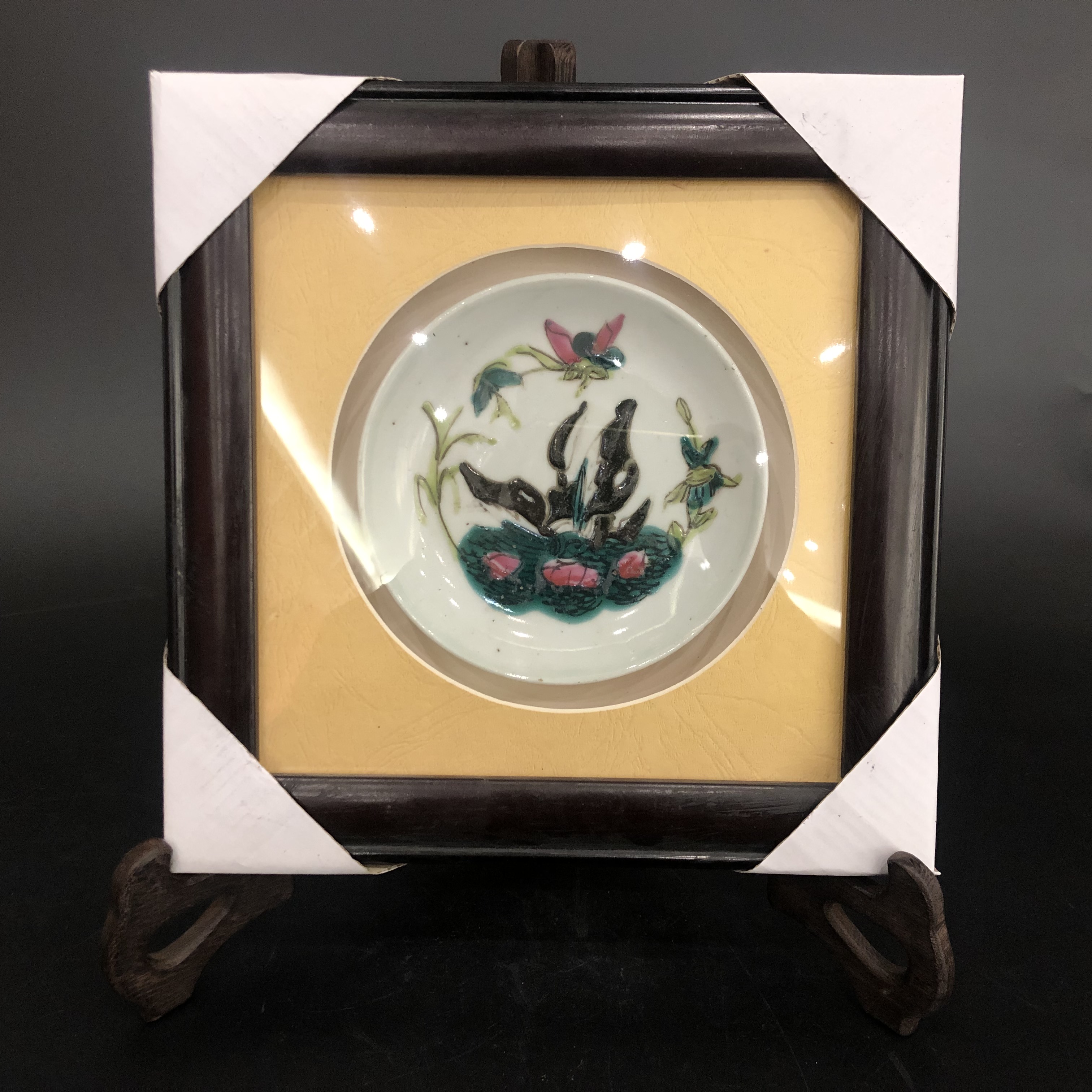 25080007 清晚期粉彩蝶恋花纹盘（其一，以主播介绍为准） L：24.9cm