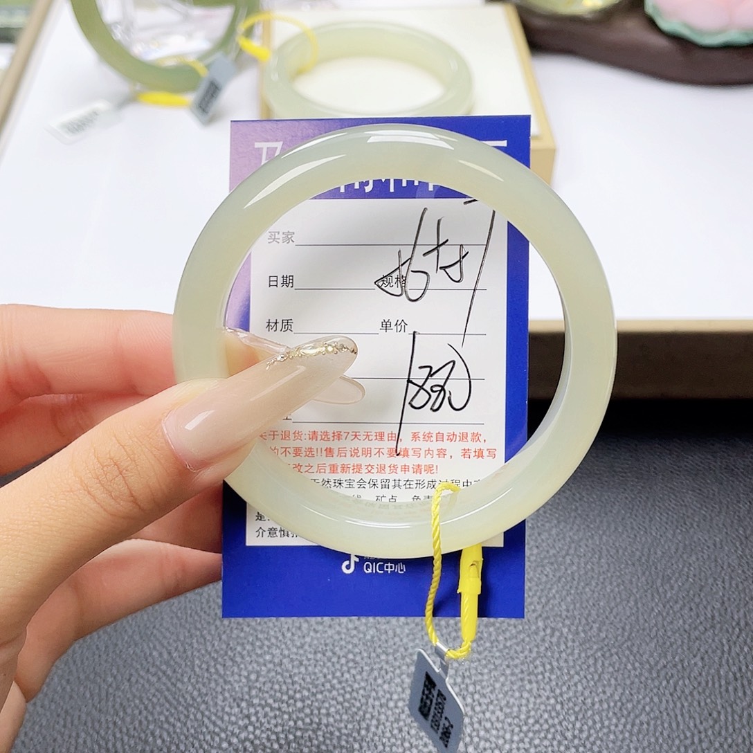 和田玉未镶嵌手镯