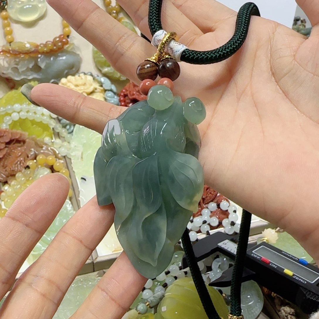 未镶嵌蛇纹石玉吊坠