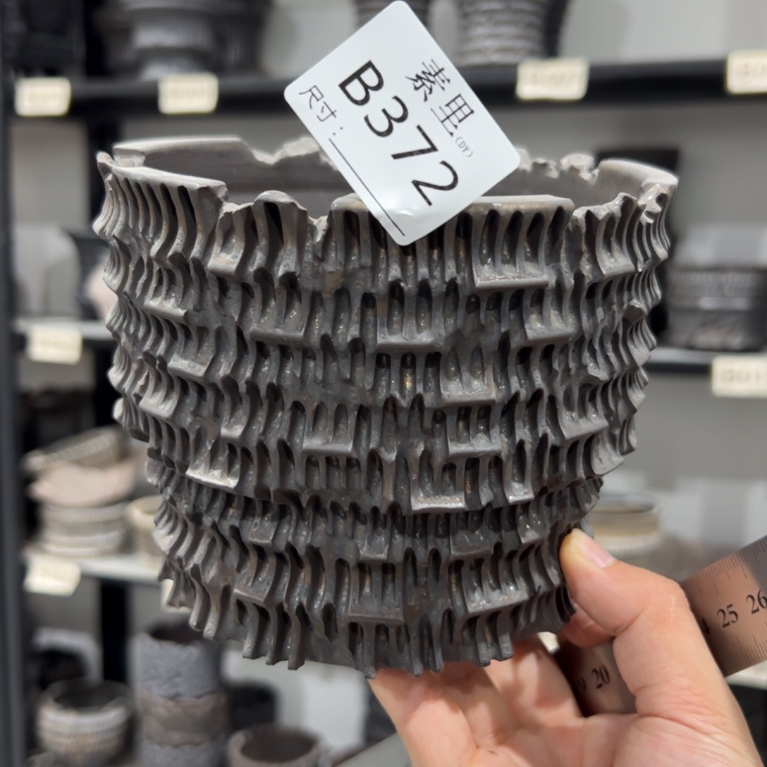 景德镇素里手工内口13.5高12瑕疵