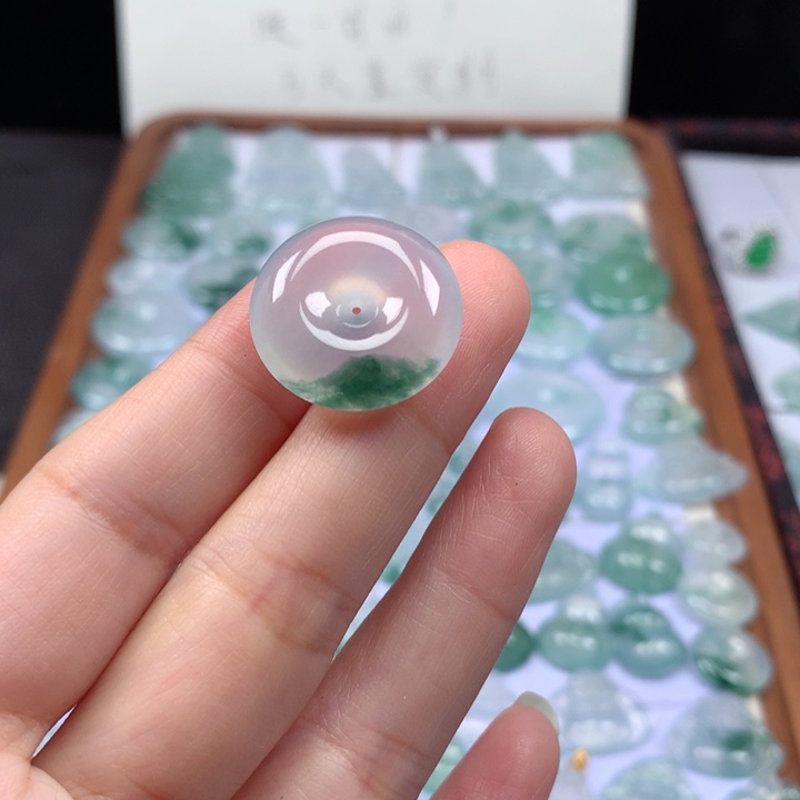 颈饰未镶嵌翡翠冰种飘花肥扣子