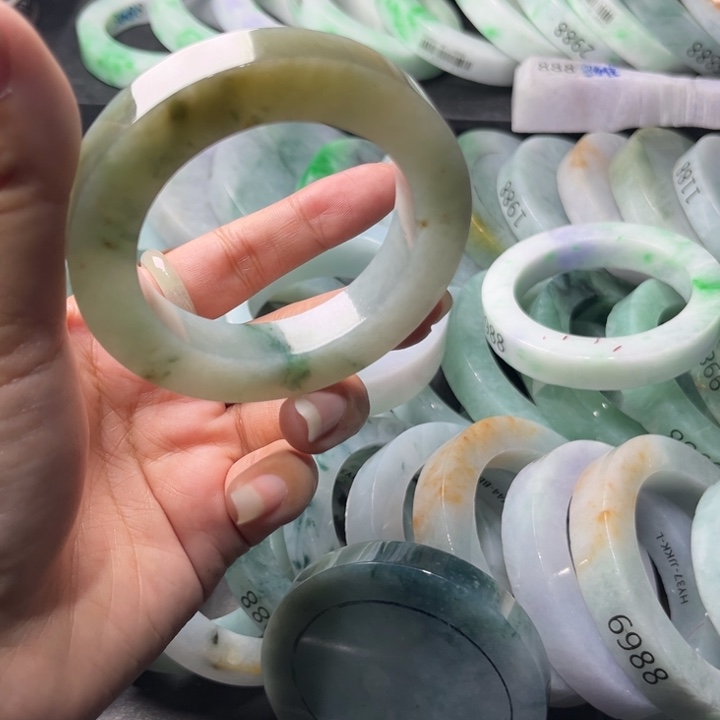 定制翡翠未镶嵌手镯
