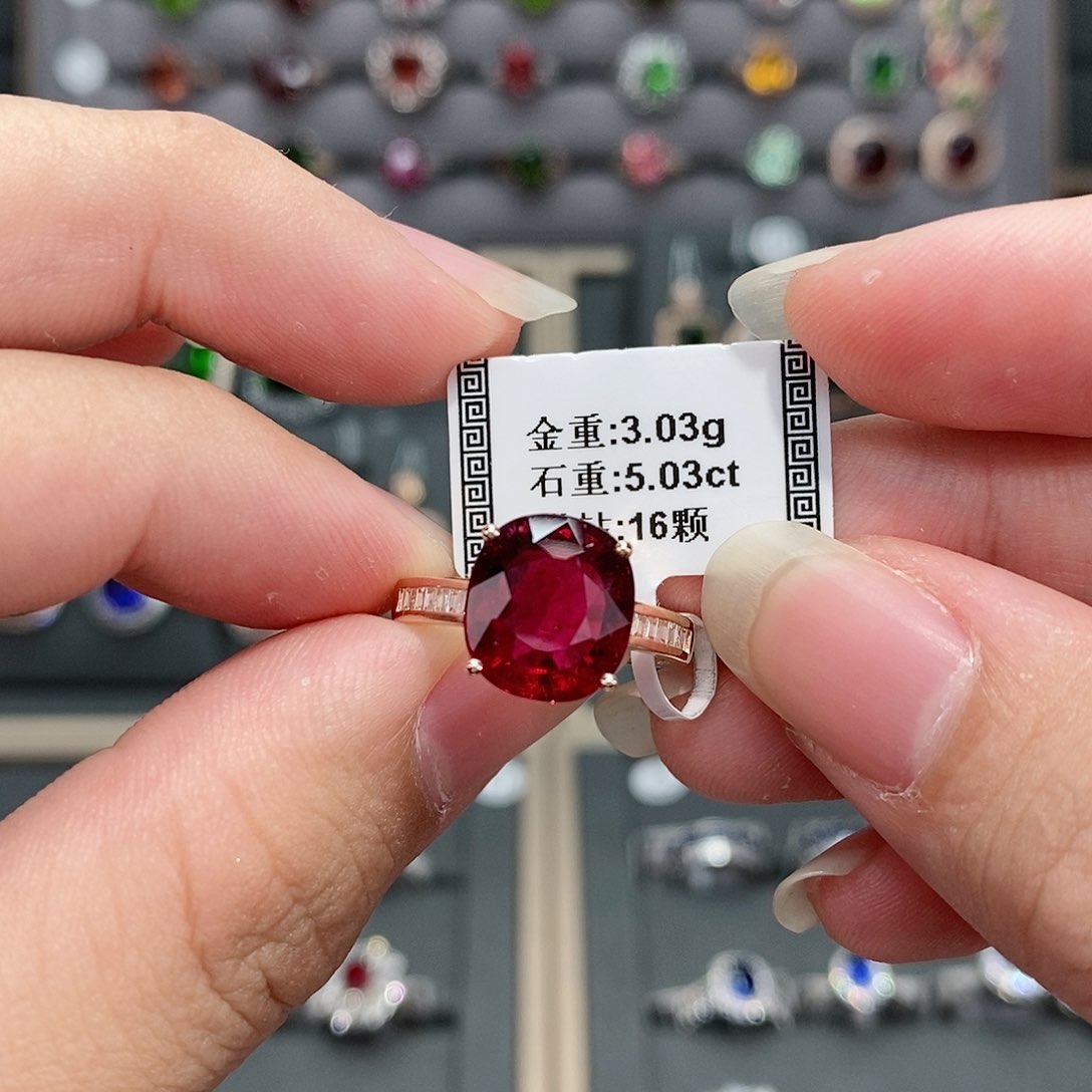 碧玺戒指18K金镶嵌5.03。