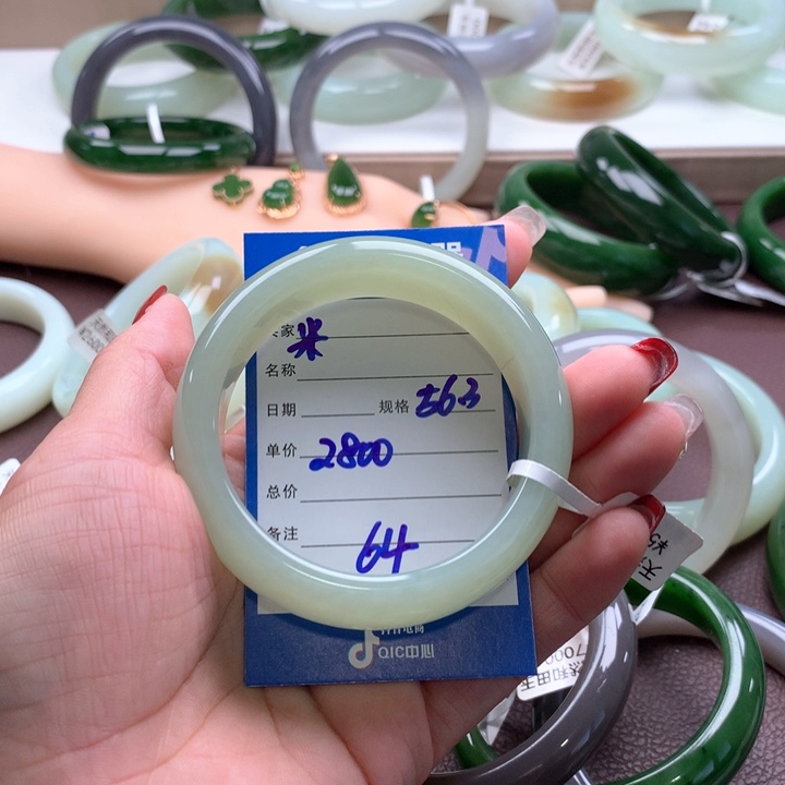 和田玉手镯未镶嵌米****?