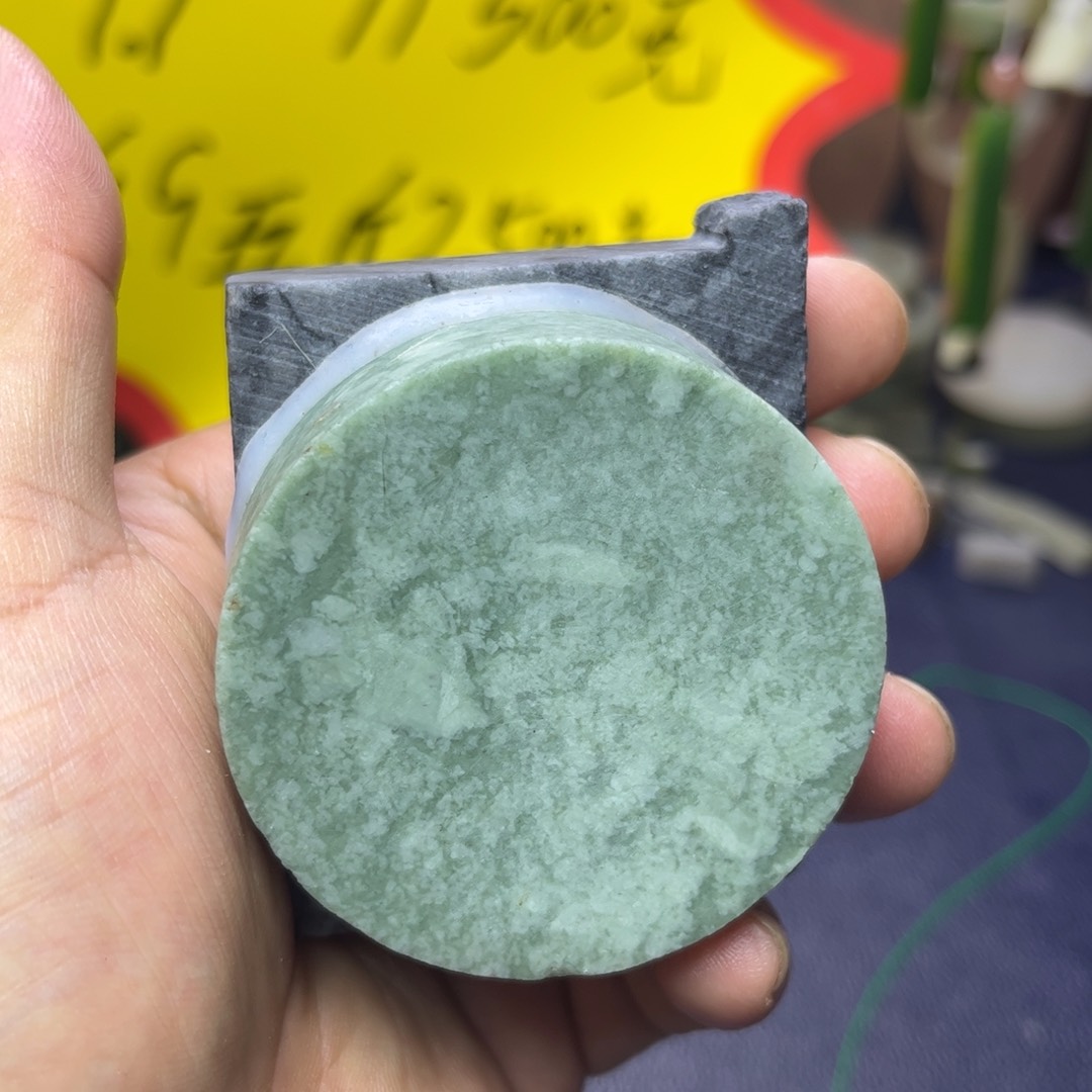 足铂镶嵌透闪石质玉珠宝奇石