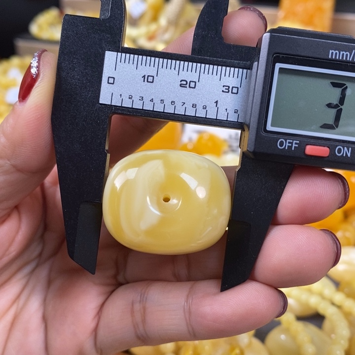 琥珀颈饰未镶嵌扣子