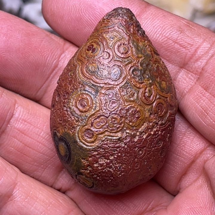 戈壁滩上的一玛瑙石