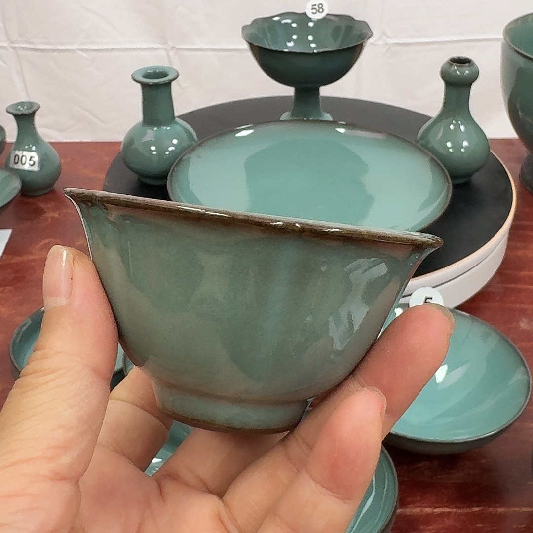 铁胎开片花口杯子