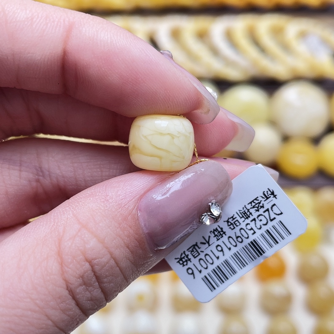 琥珀未镶嵌裸石11.4*9.4mm老型瑕