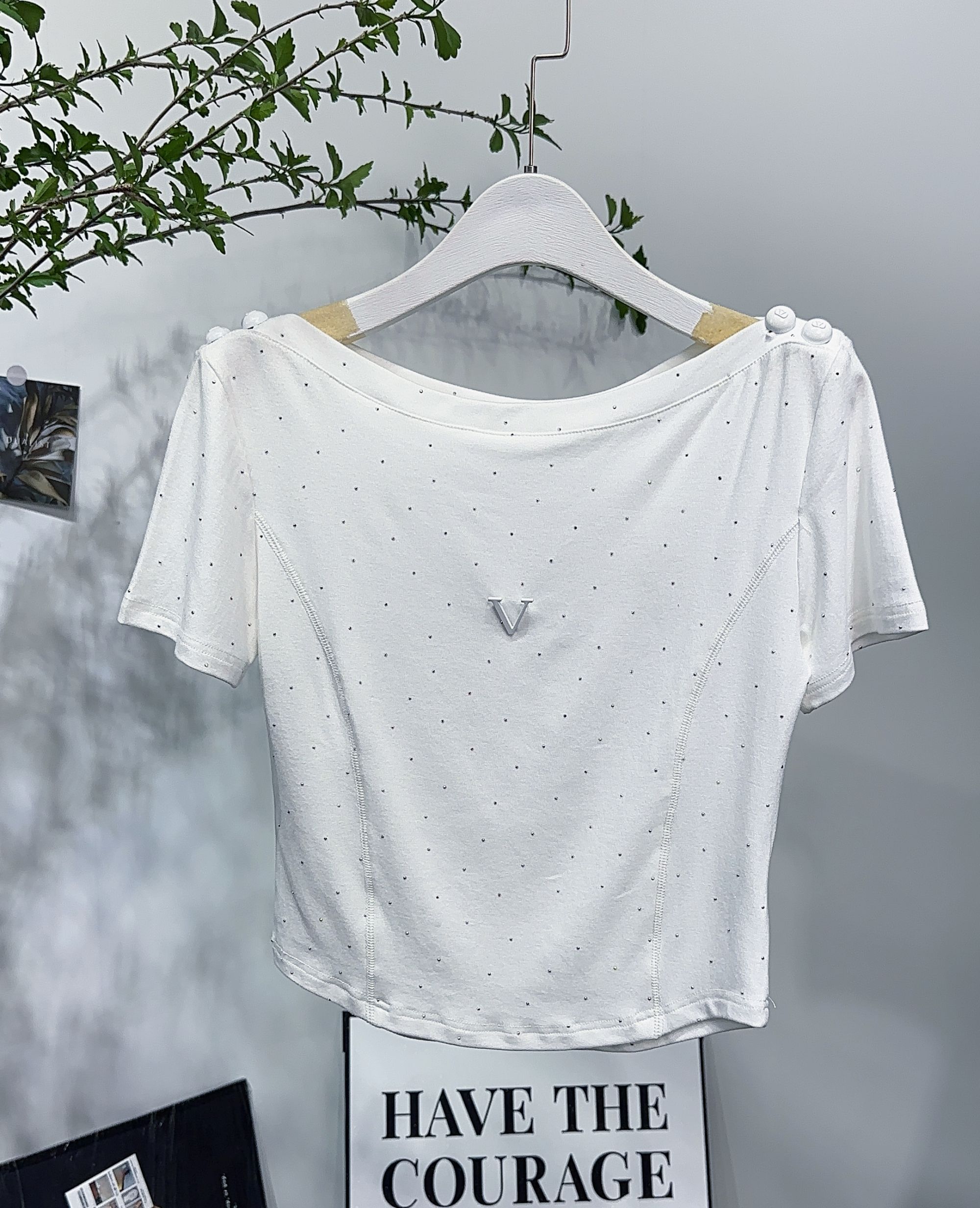 25010#欧洲站2025春夏新款一字肩烫钻字母修身显瘦短款女T恤短袖v