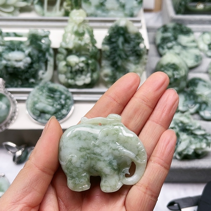 透闪石-蛇纹石玉颈饰未镶嵌