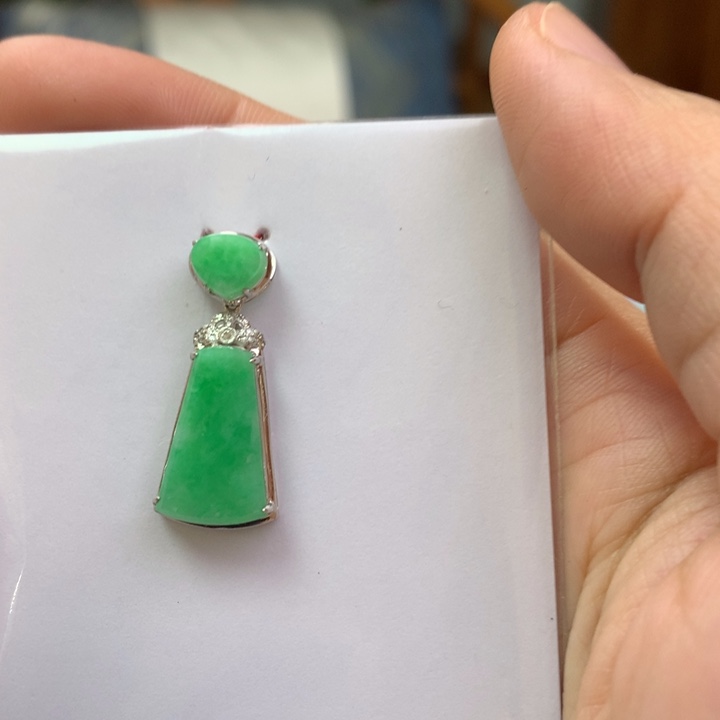 翡翠颈饰18K金镶嵌翡翠吊坠
