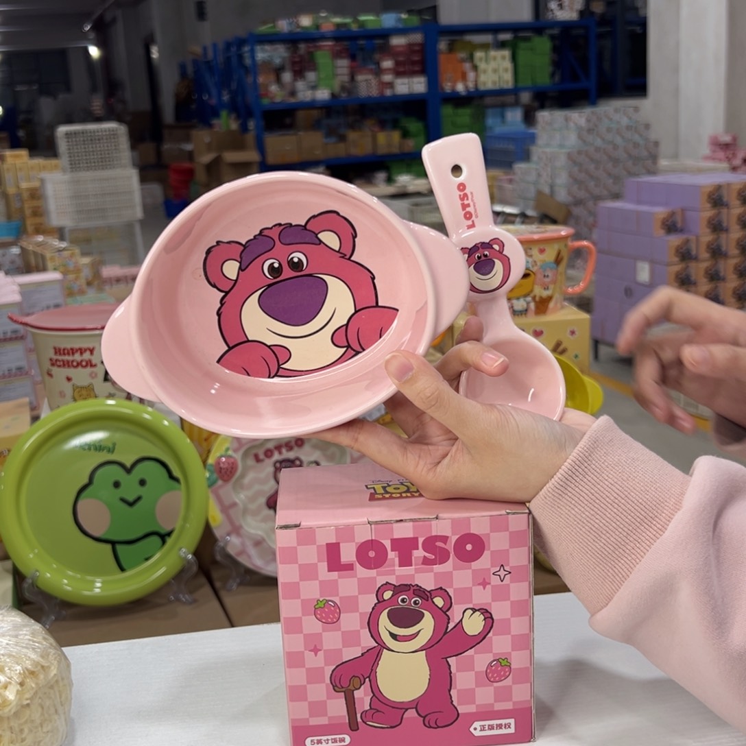瓷草莓熊双耳碗家勺子 