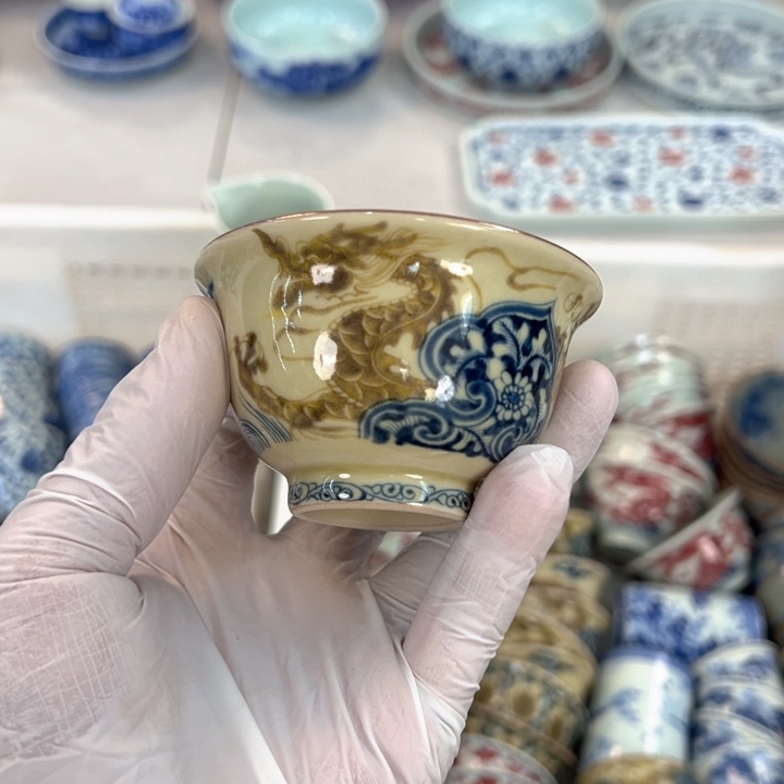瓷片釉里金穿花龙压手杯主人杯全品
