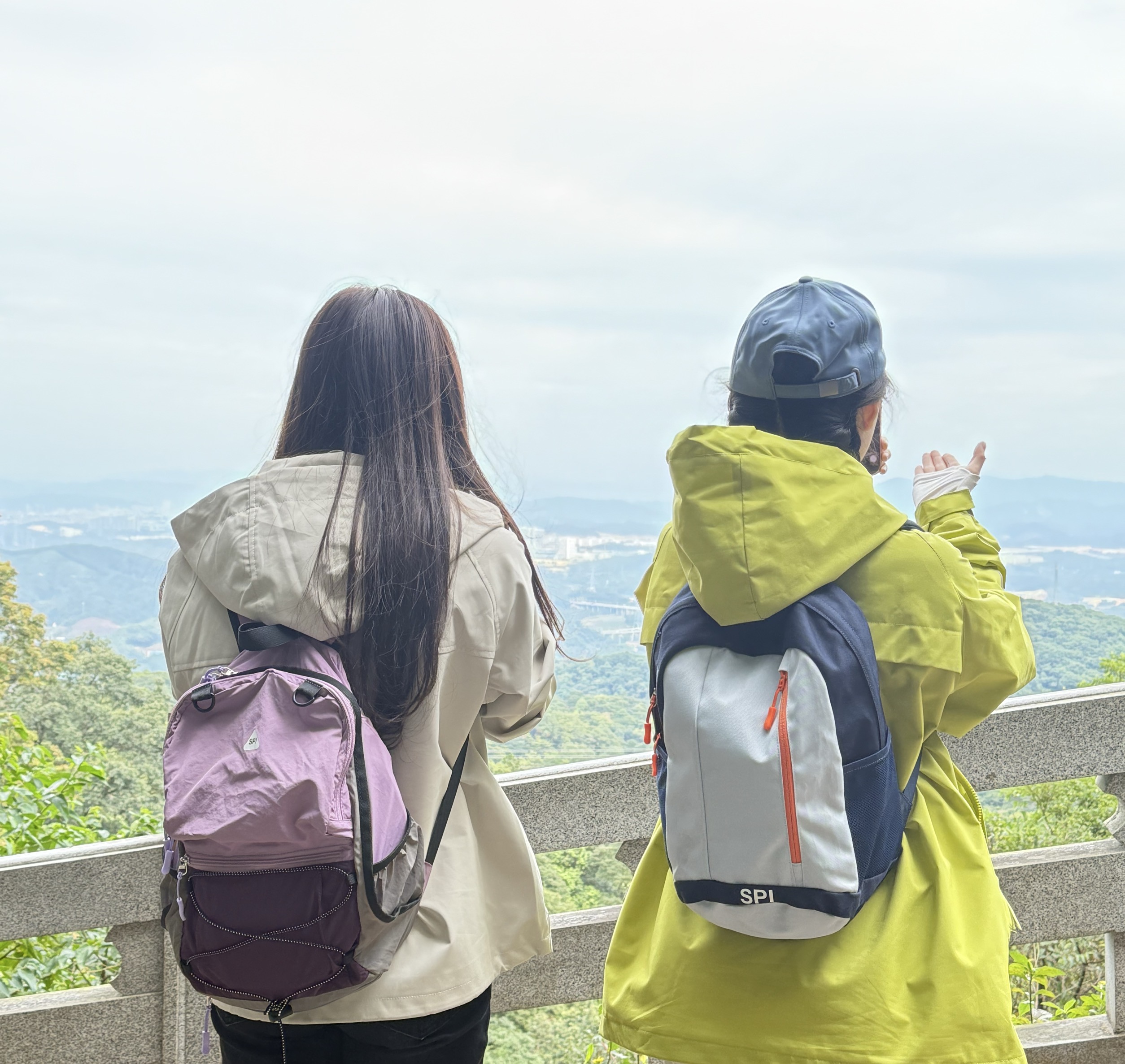 SPI香港亲子户外徒步背包2025年秋季新款旅行拼色篮球包儿童休闲