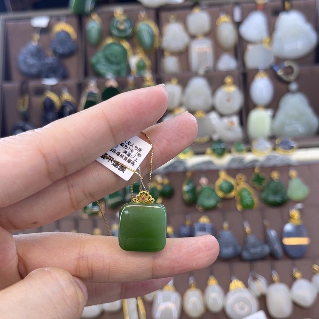 和田玉吊坠18K金镶嵌