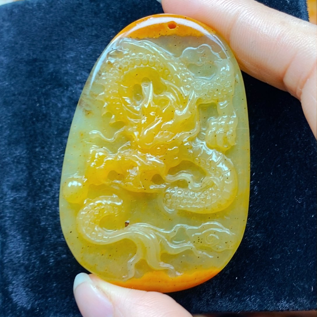 未镶嵌石英质玉（黄龙玉）颈饰