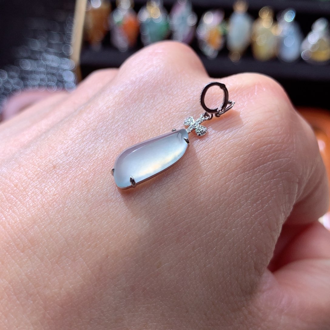 翡翠颈饰18K金镶嵌翡翠