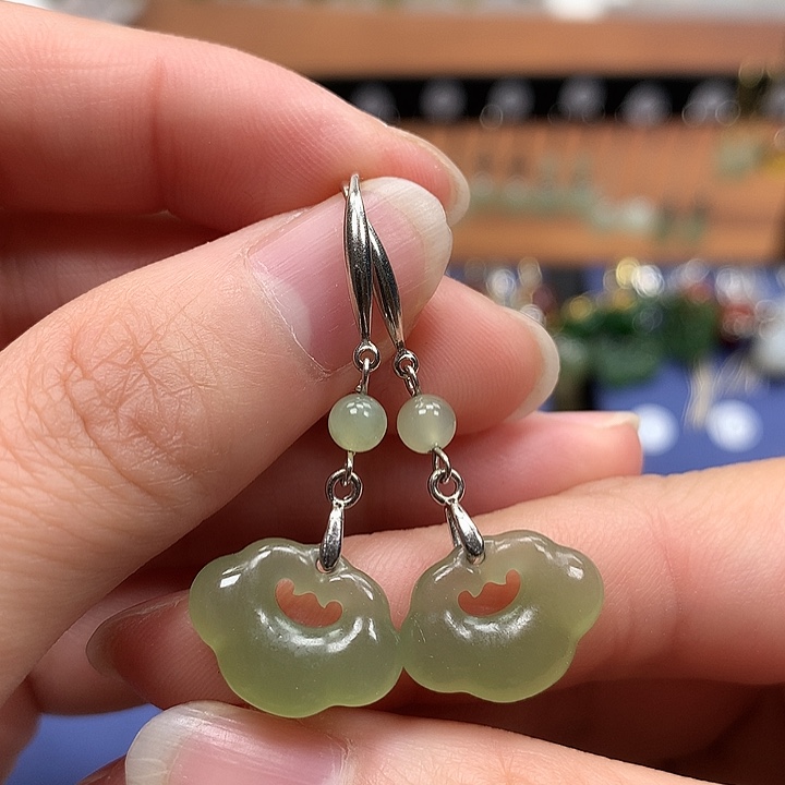 和田玉银S925镶嵌耳环如意锁晴水色16左右