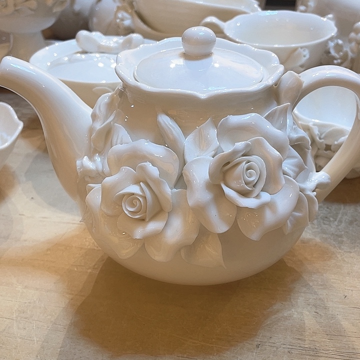 白瓷玫瑰花咖啡壶