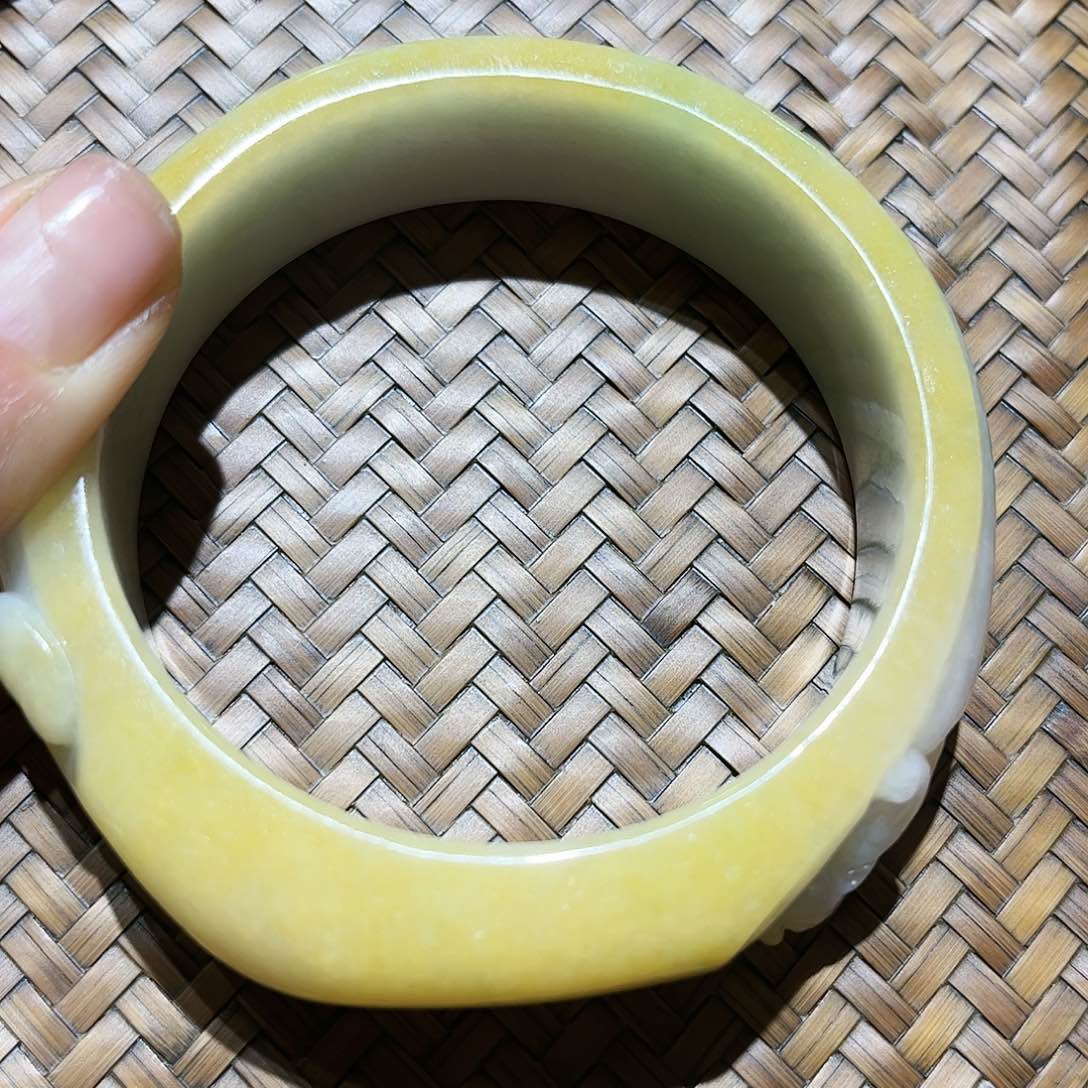 翡翠手镯未镶嵌个性十足时尚