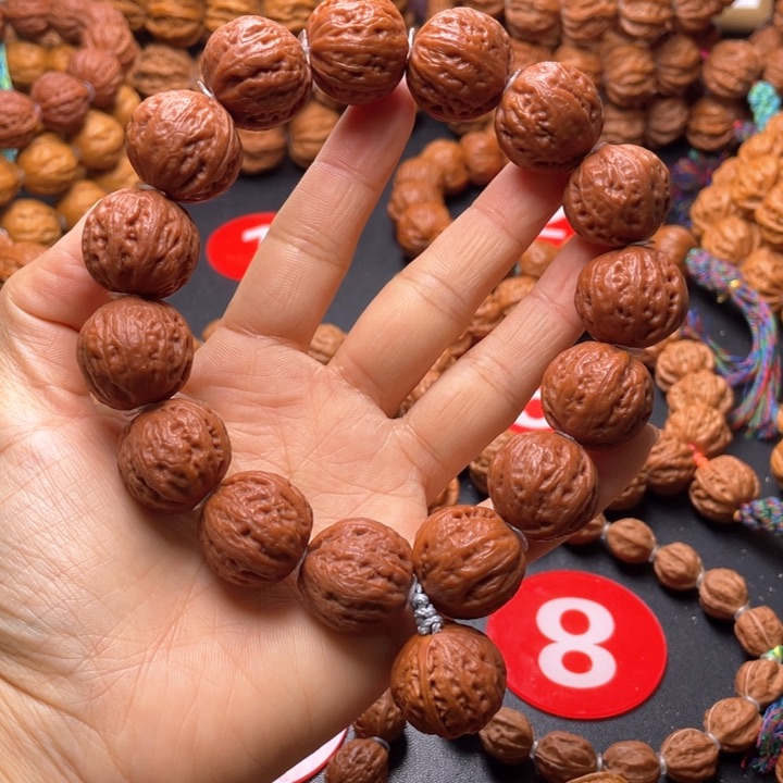 文玩核桃吊坠温****.绣球