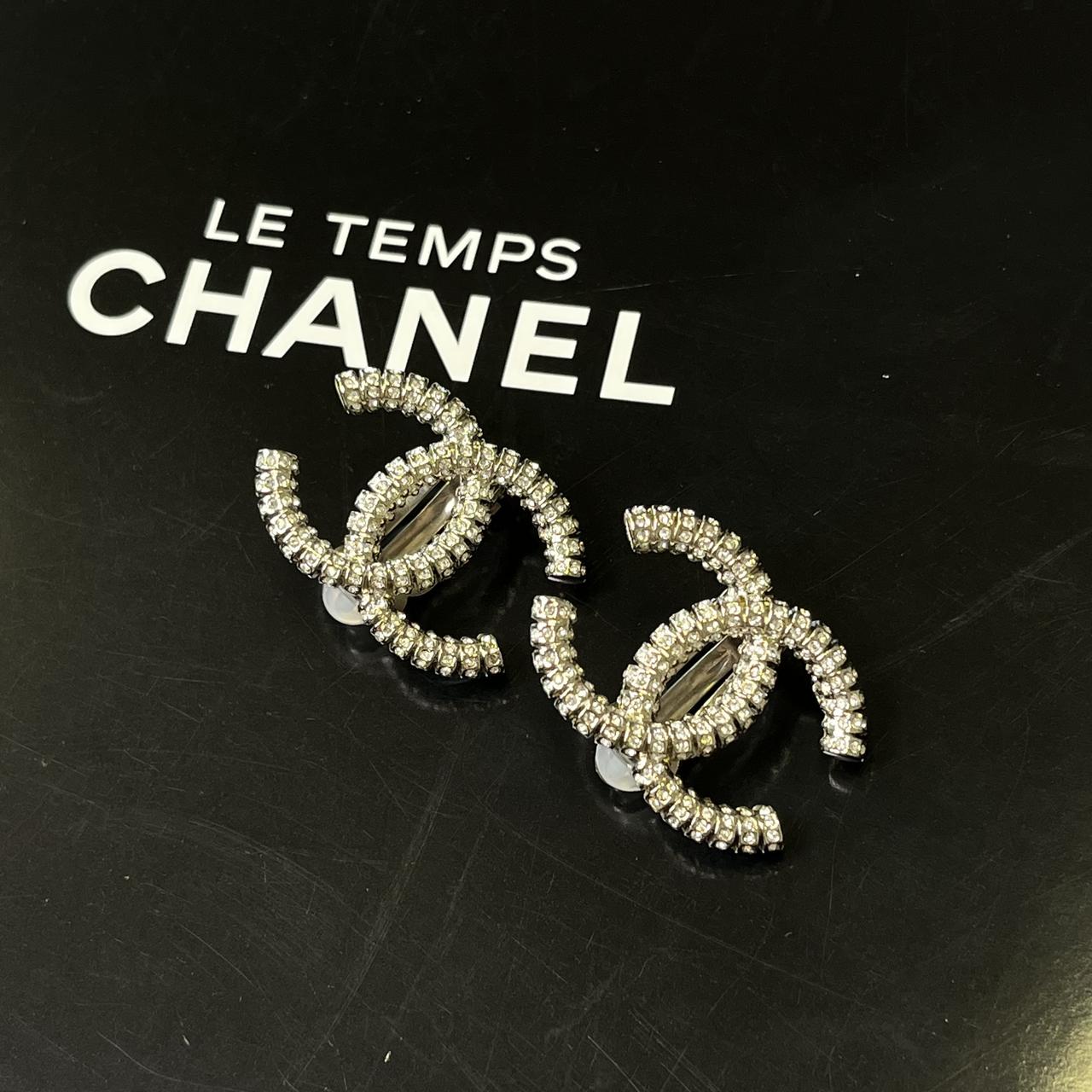 Chanel满钻双c银色大logo耳夹
