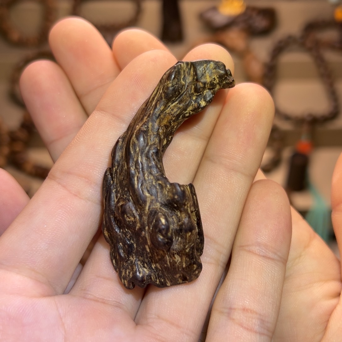 沉香吊坠达拉干虫漏9.62克