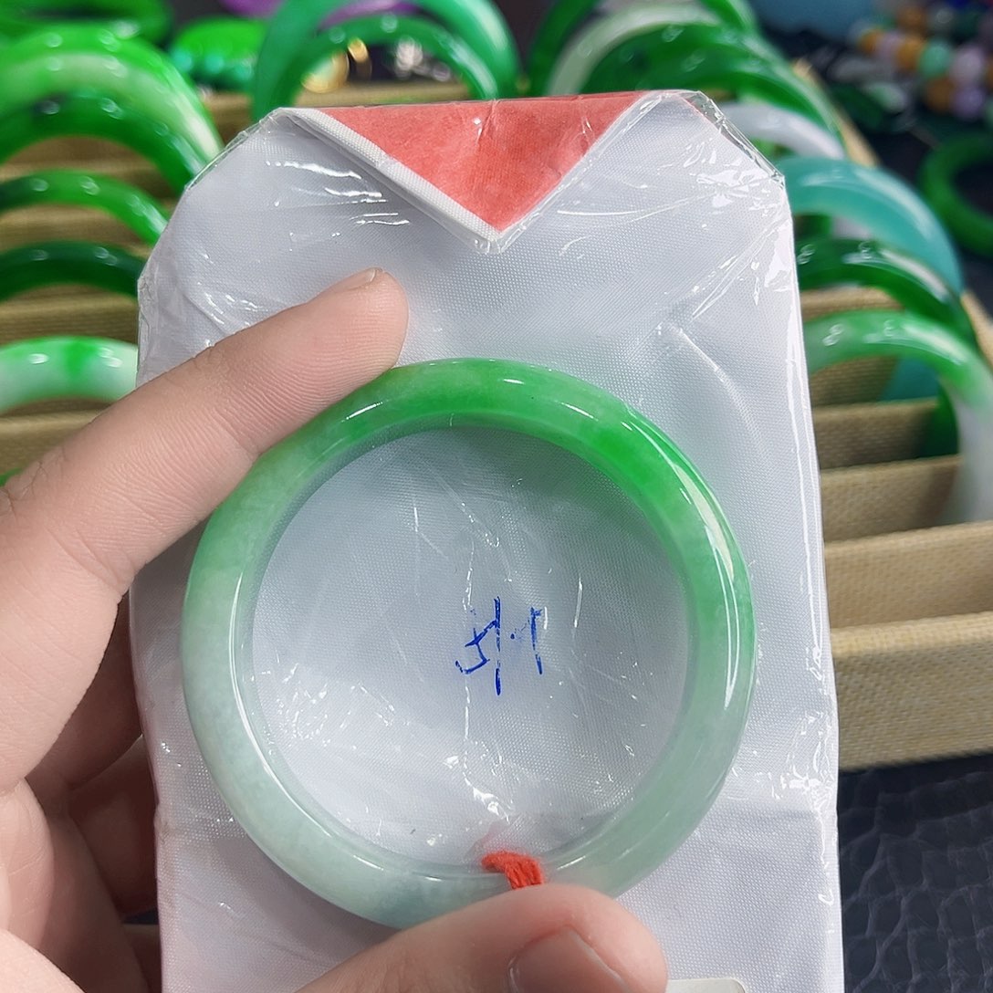 翡翠手镯未镶嵌多样性