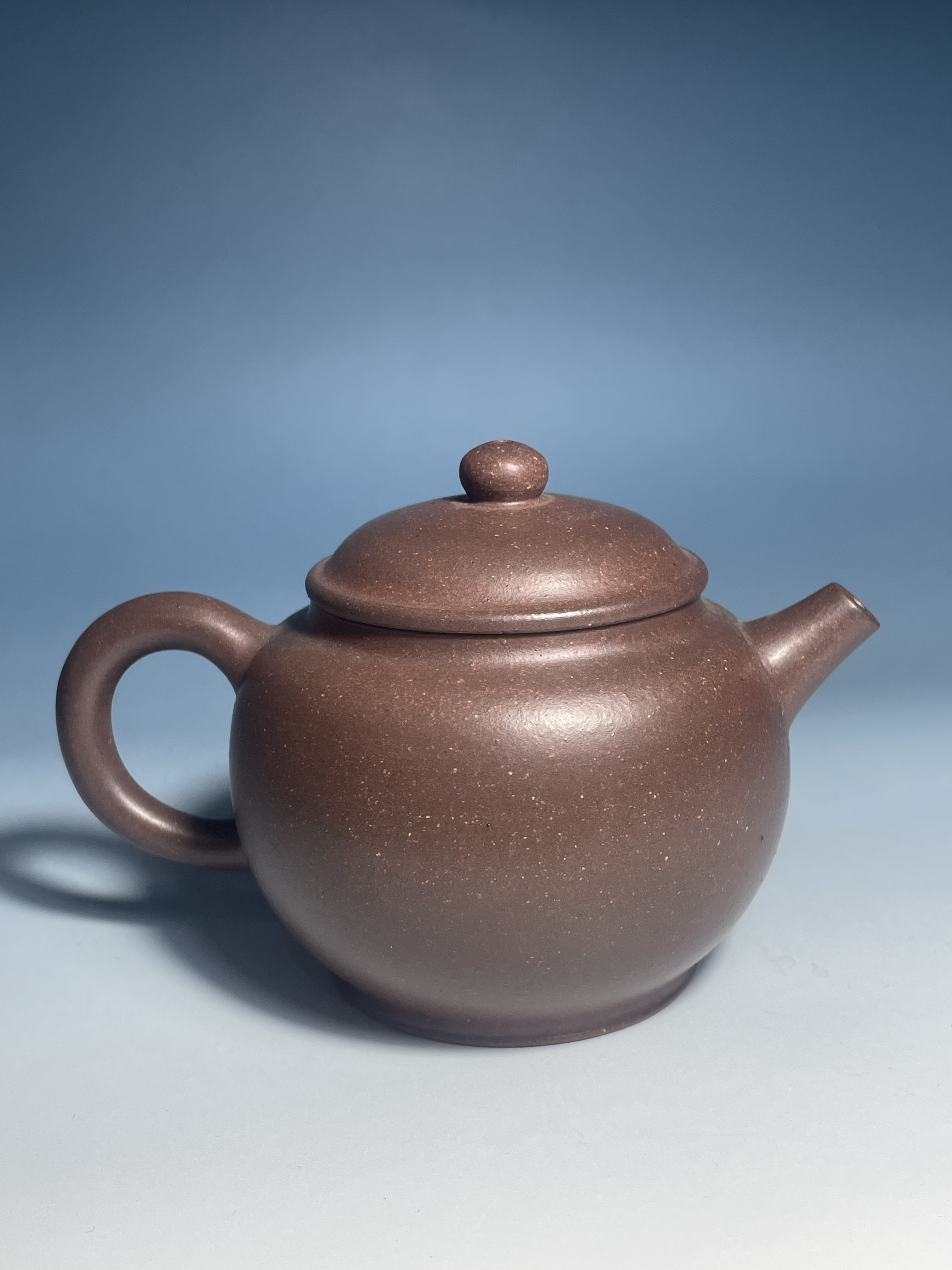 宜兴紫砂壶，四号井底槽青、容量约160cc、煤气窑烧造．