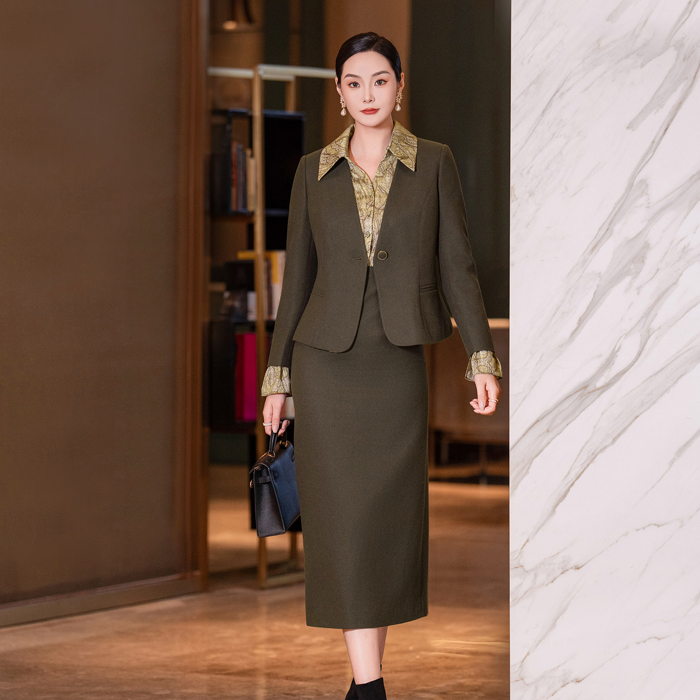 绿瑾--2025冬季新款绿色衬衫领直筒裙修身显瘦两件套职业装气质女