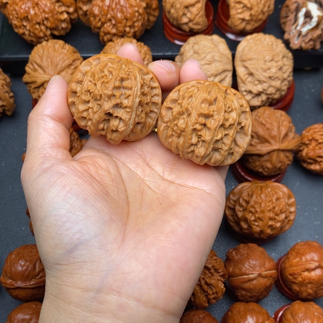 杨***）文玩核桃把件白狮子