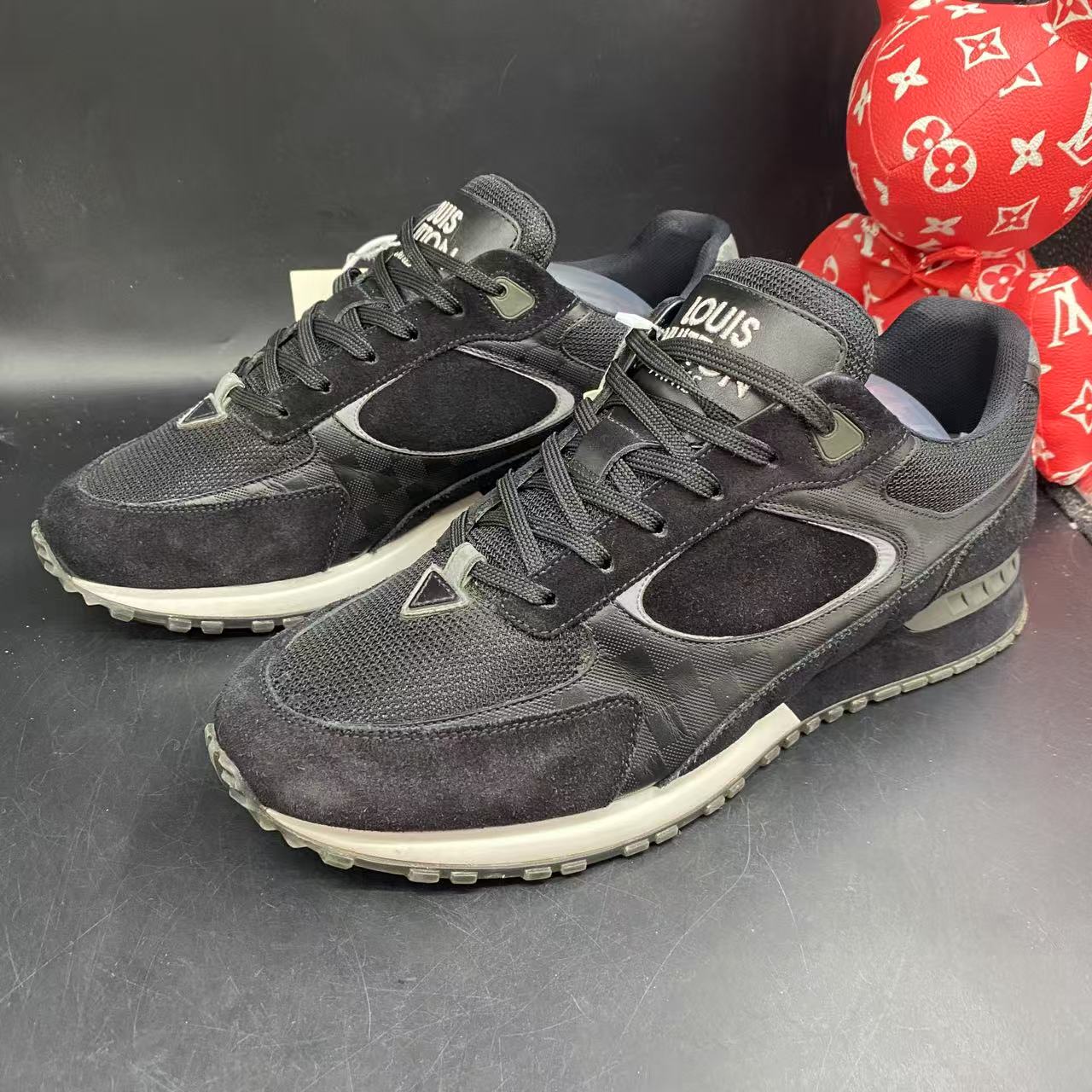 95新 LouisVuitton/路易威登 黑色箭头运动鞋41欧码lz54