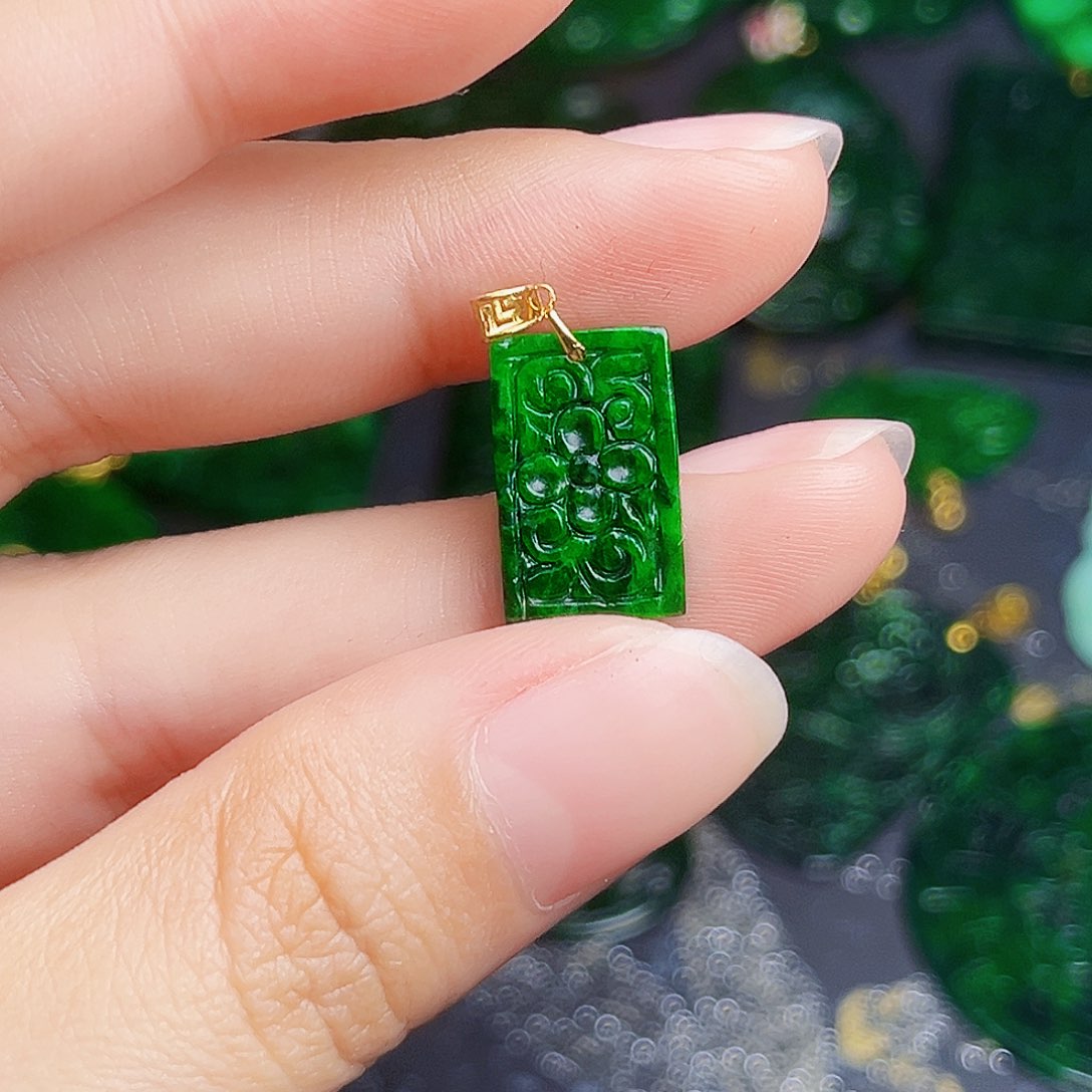 颈饰18K金镶嵌翡翠多样性