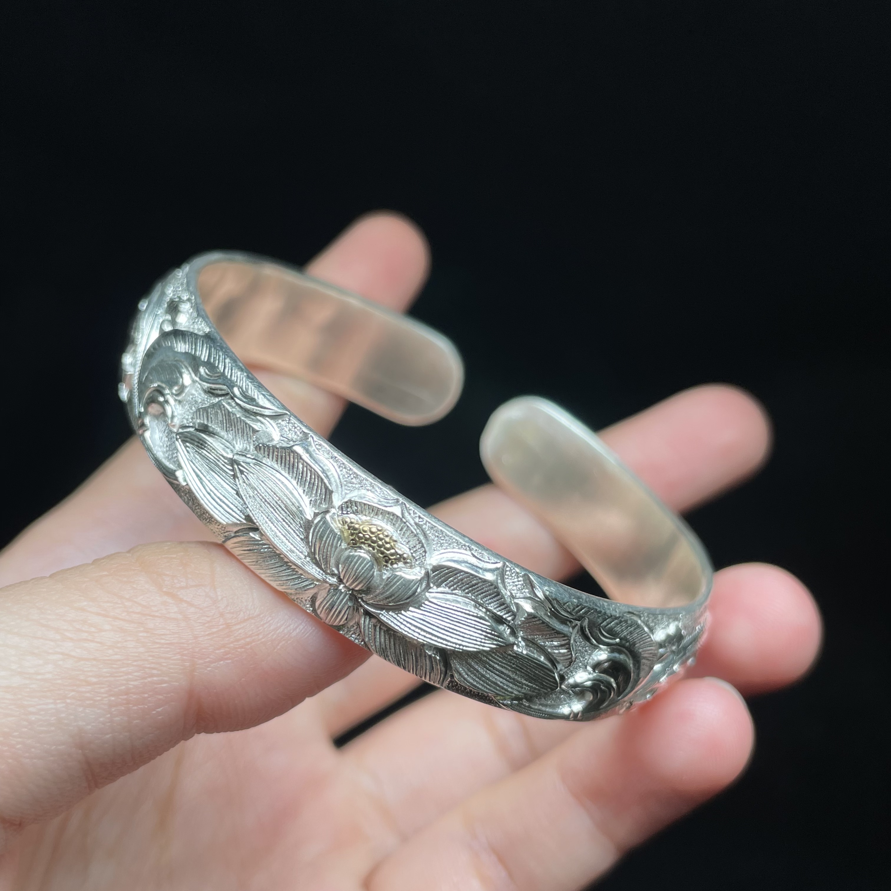 足银银制品 【珠翎】足银999.912.5N莲花光底对口手镯 YC0730064